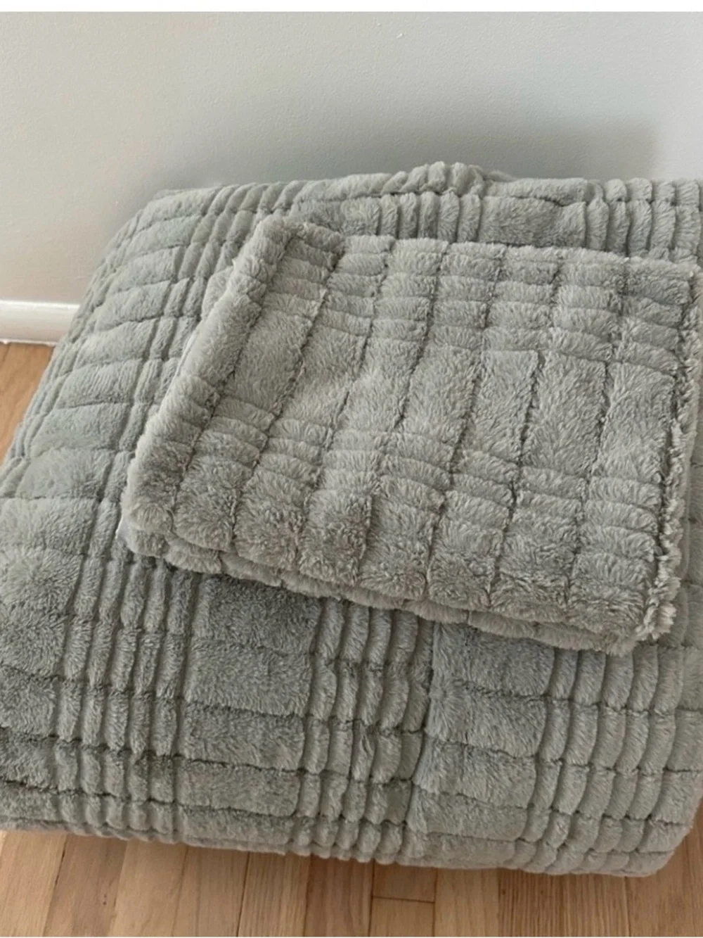 Queen gray cozy, plush comforter with 2 shams